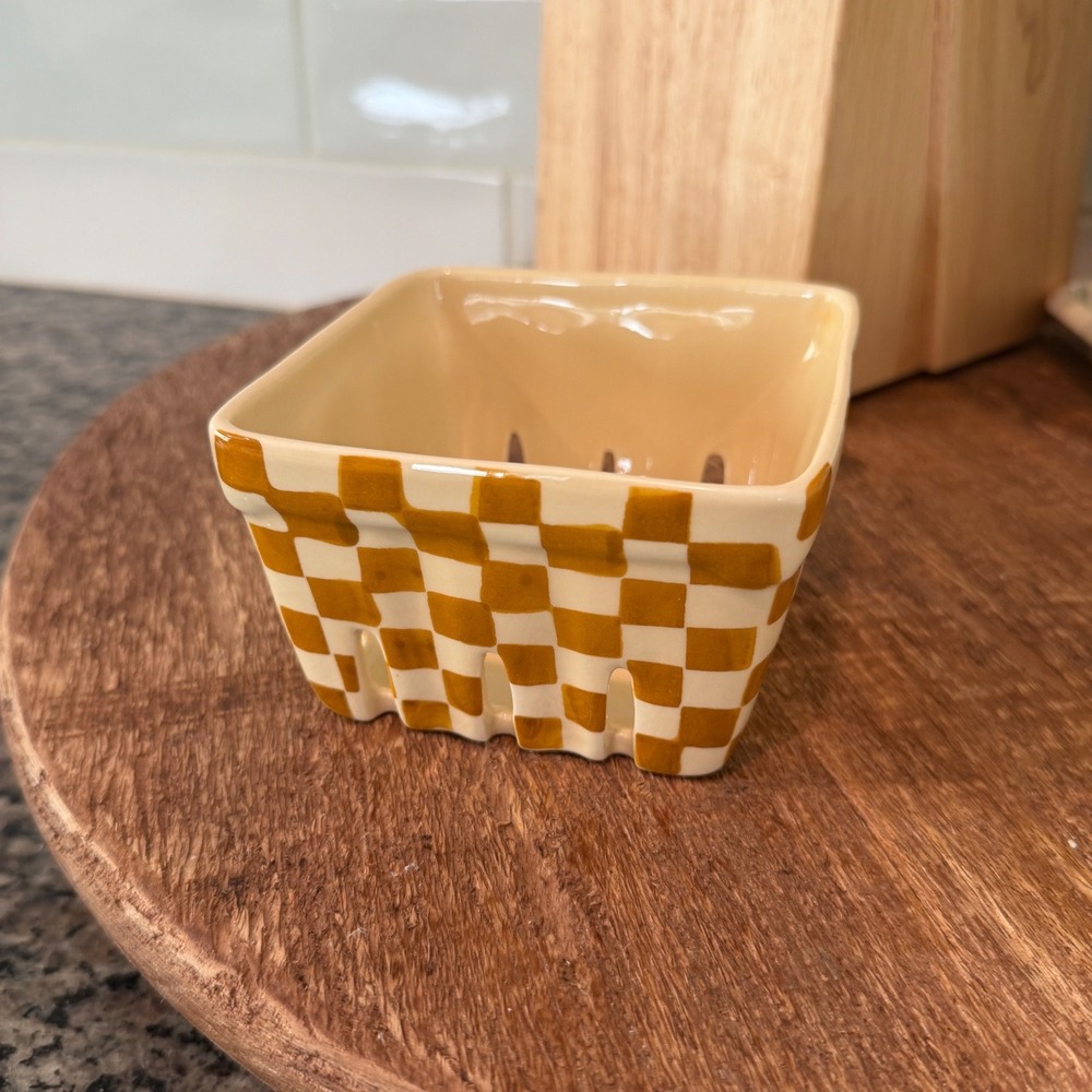 UO Urban Outfitters Ceramic Berry Basket Checkered Colander Bowl basket